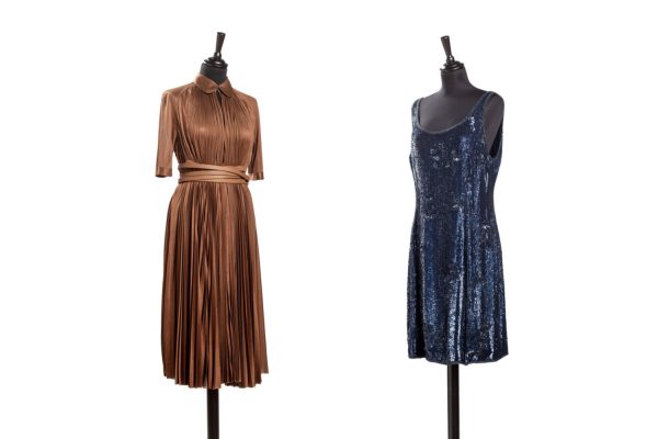 Vestito plissettato Bottega Veneta (a sinistra) e vestito da sera con paillettes Ungaro | Oggetti in asta a maggio a Roma
